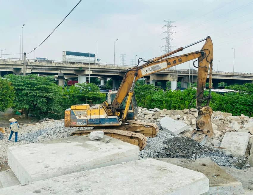 các khối bê tông lớn tháo dỡ đưa về bãi sẽ được phân loại và đập nhỏ hơn để đưa vào máy nghiền